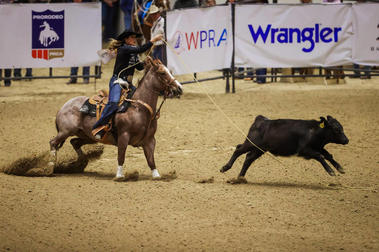 Texas woman wins breakaway roping title at South Point — PHOTOS