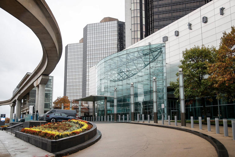 Last food court restaurant in Detroit's Renaissance Center closes