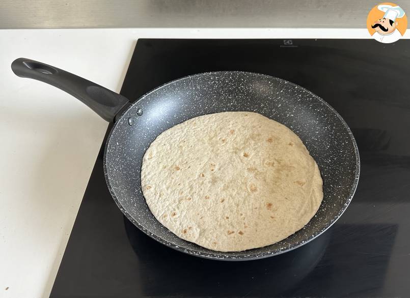 Mediterrane wrap gevuld met hummus, rucola, paprika en feta
