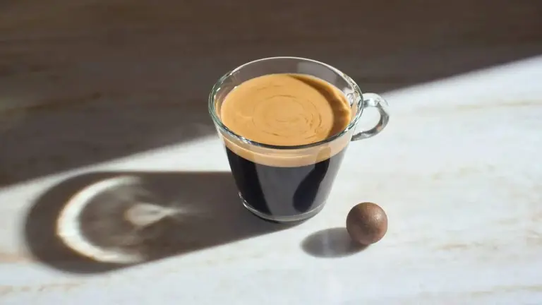 Nada como uma boa chávena de café para começar o dia com energia, certo? Mas e se lhe dissermos que, para quem bebe café regularmente, um descafeinado pode ter quase os mesmos efeitos que um café com cafeína? Afinal beber descafeinado é o mesmo que café com cafeína? Parece estranho, mas foi exatamente isso que concluiu um estudo recente conduzido por investigadores da Eslovénia e dos Países Baixos, que analisaram o impacto do café com e sem cafeína no cérebro e no corpo humano. Afinal, o cérebro pode ser enganado? Sabemos que o mundo consome mais de dois mil milhões […]