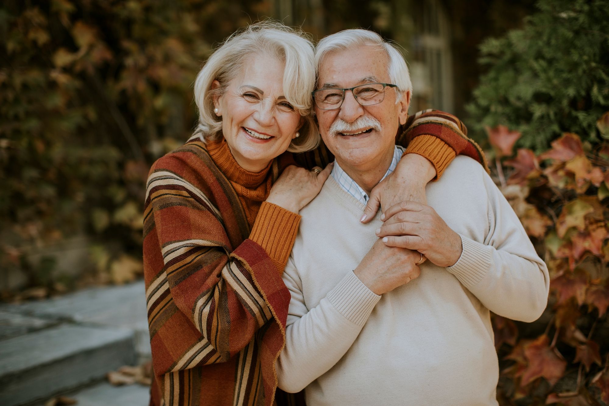 Les seniors qui vieillissent heureux et en pleine forme ont généralement dit adieu à ces 8 habitudes néfastes