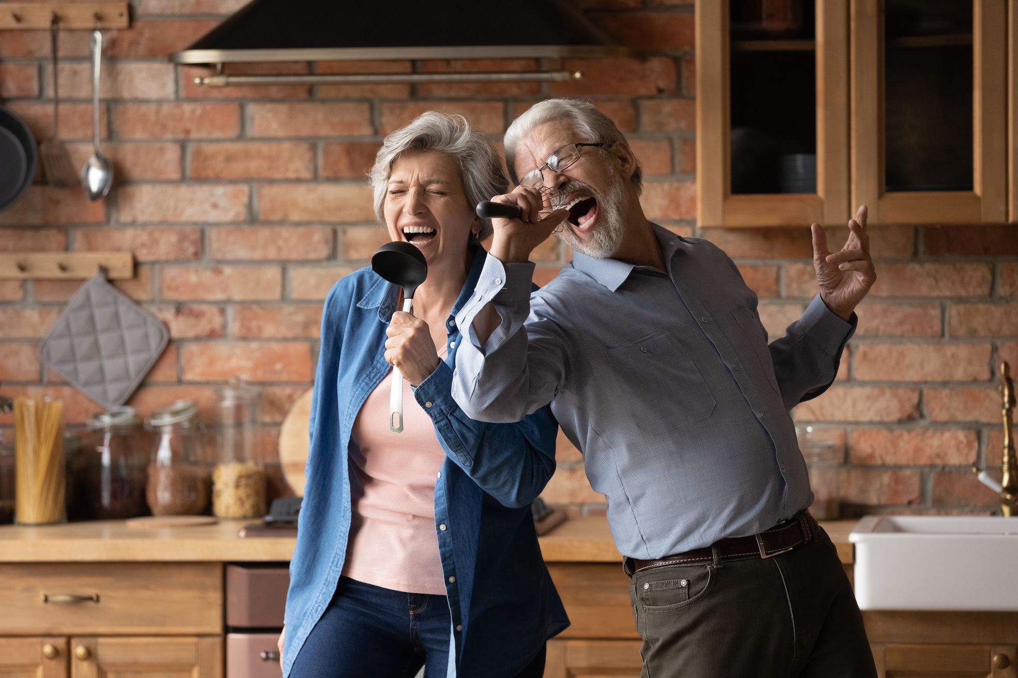 Les seniors qui vieillissent heureux et en pleine forme ont généralement dit adieu à ces 8 habitudes néfastes