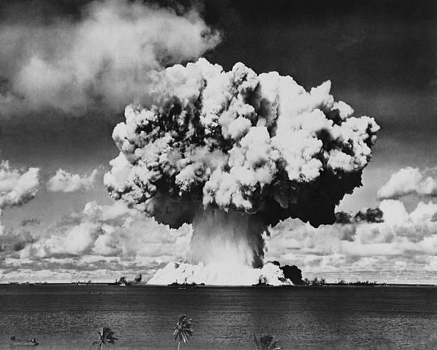Nuvens de poeira em formato de cogumelo resultado da explosão atômica em um teste militar. (Fonte: Getty Images)