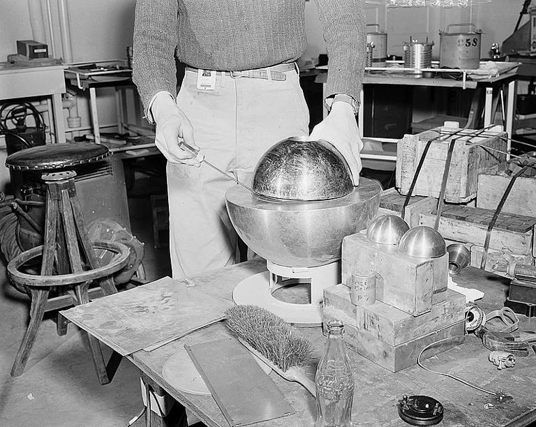 Encenação do incidente de 1946 com uma chave de fenda utilizada para separar os dois hemisférios. (Fonte: Laboratório Nacional Los Alamos)