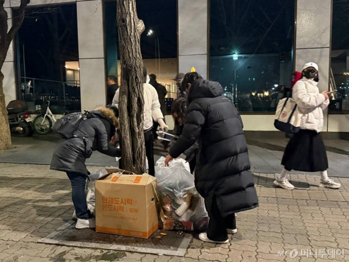 쓰레기봉투 50장 챙겨오고, 커피 1000잔 선결제…'선진 집회문화' 빛났다