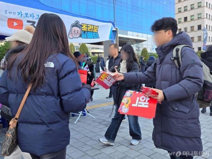 쓰레기봉투 50장 챙겨오고, 커피 1000잔 선결제…'선진 집회문화' 빛났다