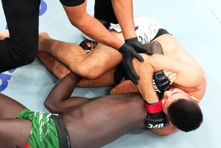 Vicente Luque derrotou Themba Gorimbo no UFC 310. Foto: Reprodução/Twitter/UFC News