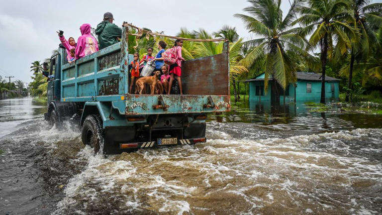 Fotogaleria Los residentes de Guanimar se desplazan en un camión hacia zonas seguras tras el paso del huracán Helene por Guanimar, provincia de Artemisa, Cuba