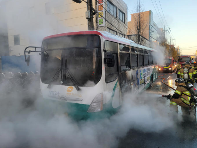 9일 오전 7시31분께 경남 진주시 계동 갤러리아백화점 앞 도로를 운행하던 시내버스에서 불이나 소방대원들이 진화작업을 벌이고 있다. [사진=경남소방본부] 2024.12.09