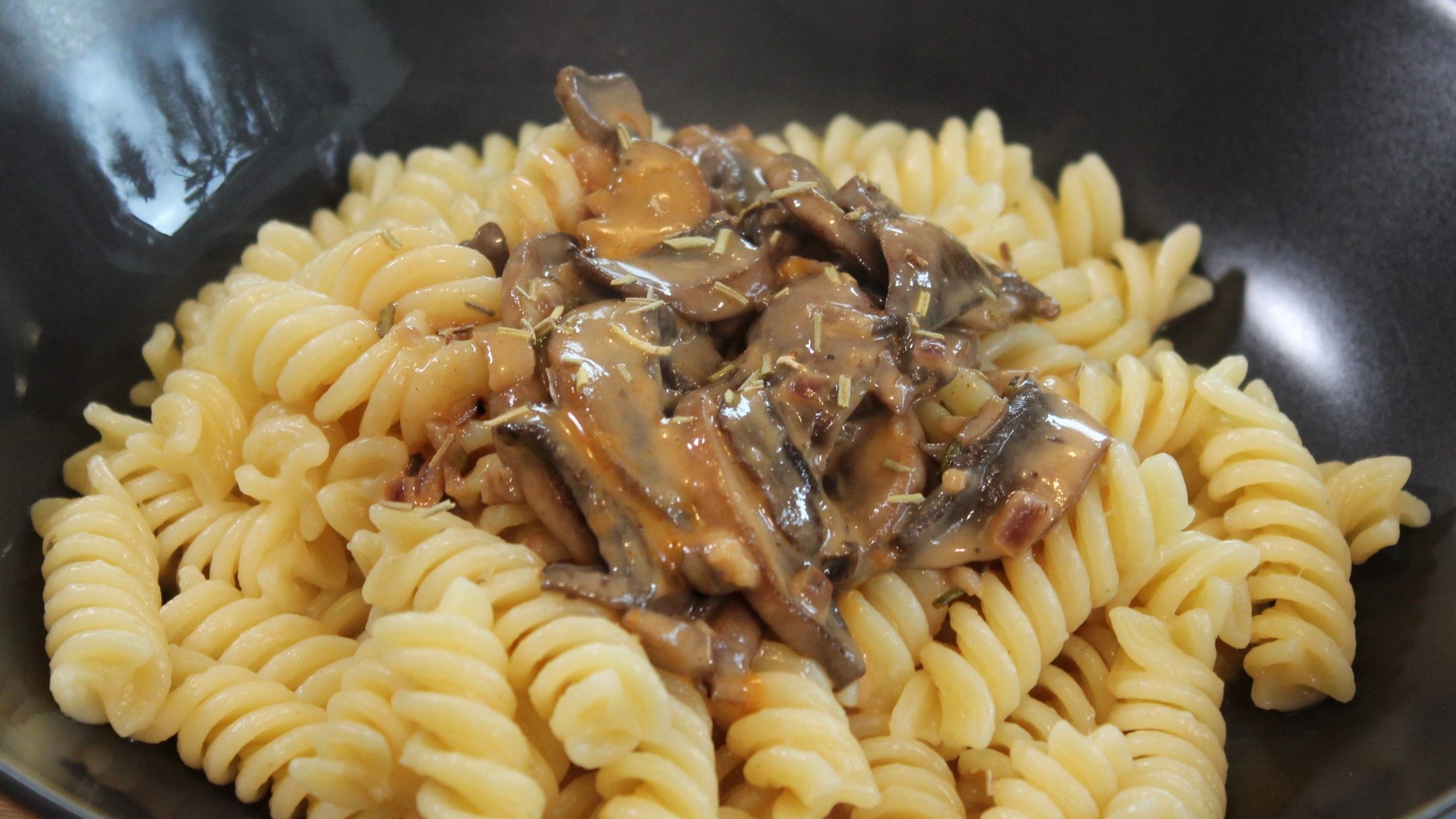 Pasta mit Pilz-Sahne-Soße: Schnelles Mittagessen mit wenigen Zutaten