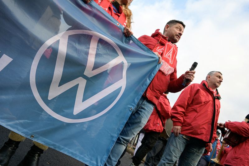 Massenproteste Bei Volkswagen-Tarifrunde - Vorstand Pocht Auf Einsparungen