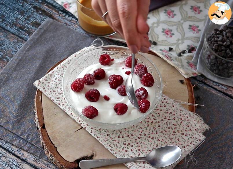 Skyr bowl mit roten früchten, erdnussbutter und schokolade