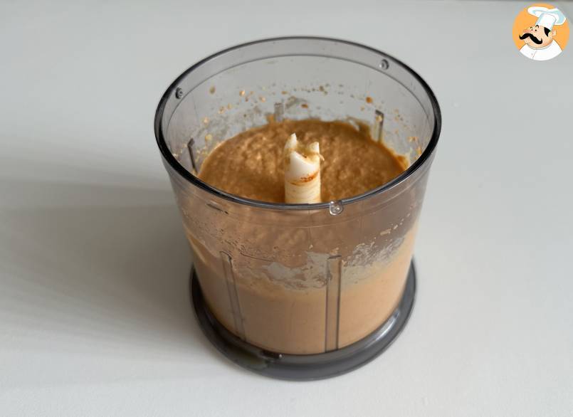Hummus mit roter paprika