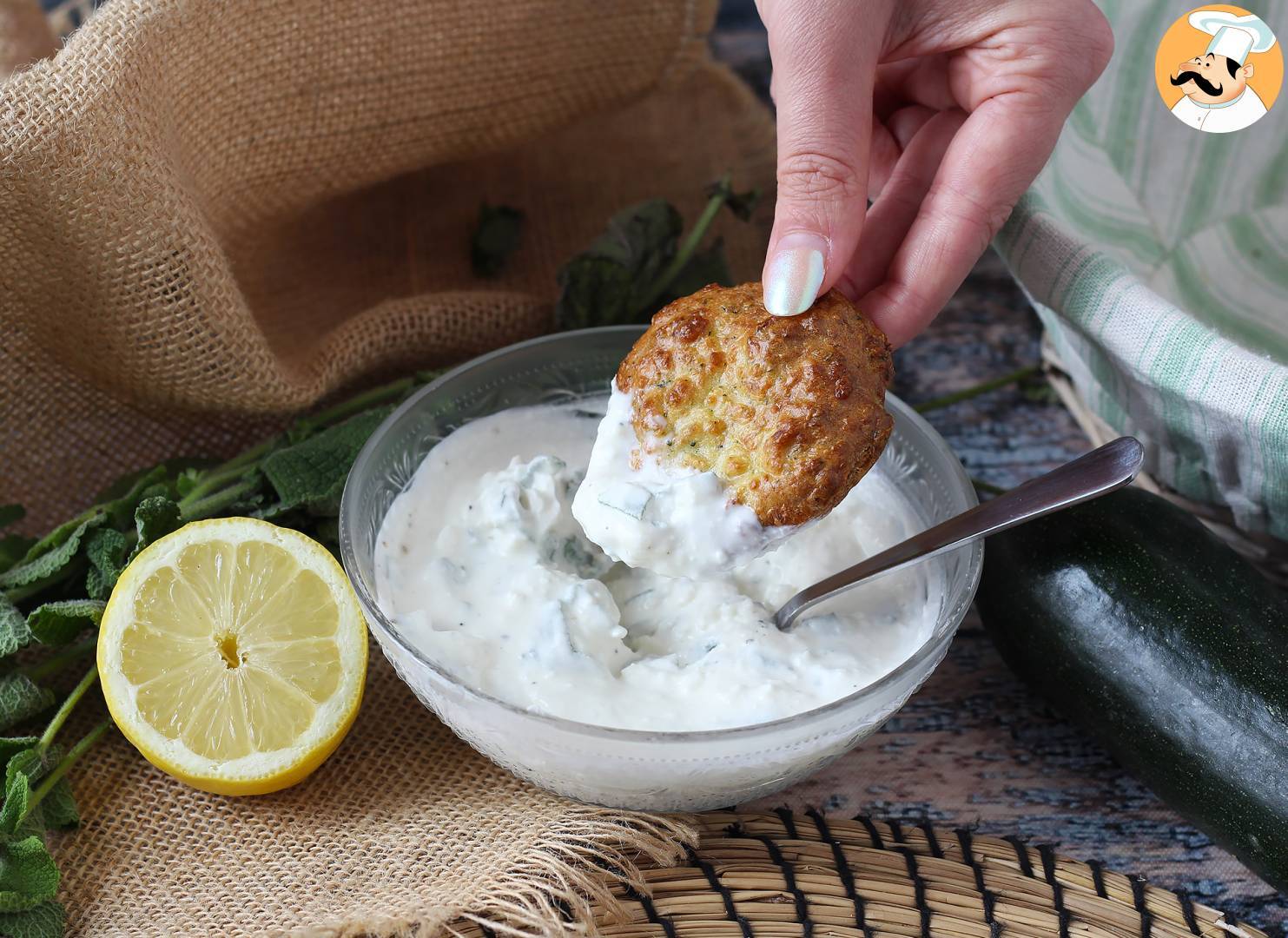 Air fryer zucchini beignets mit joghurt-feta-sauce