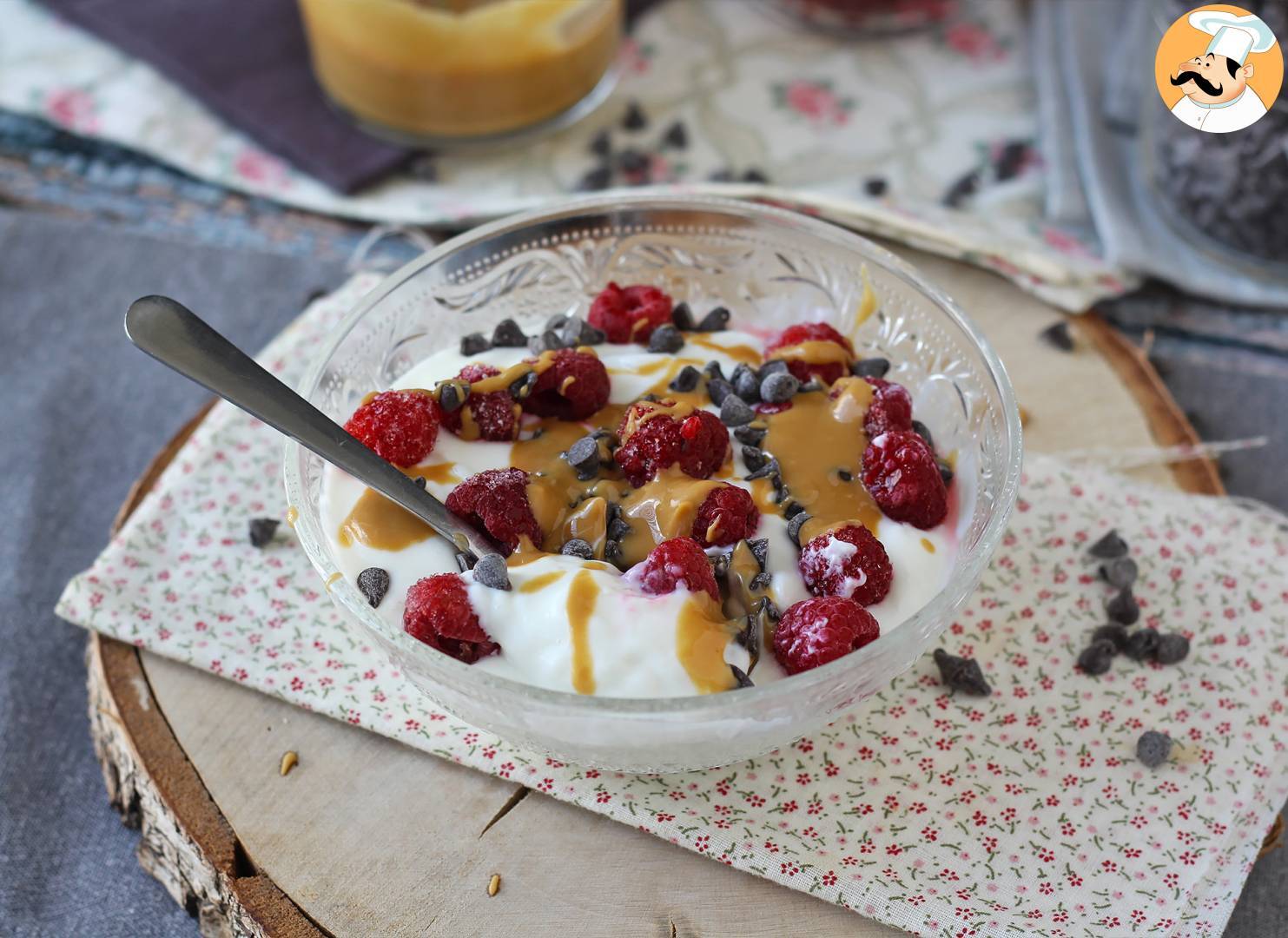 Skyr bowl mit roten früchten, erdnussbutter und schokolade