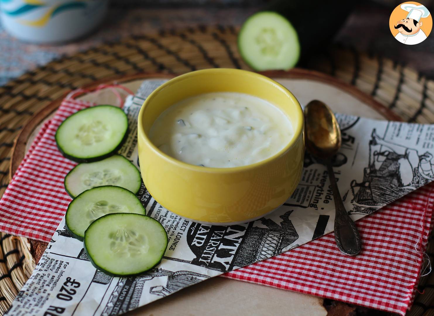 Griechischer joghurt, gurken- und zwiebelsauce
