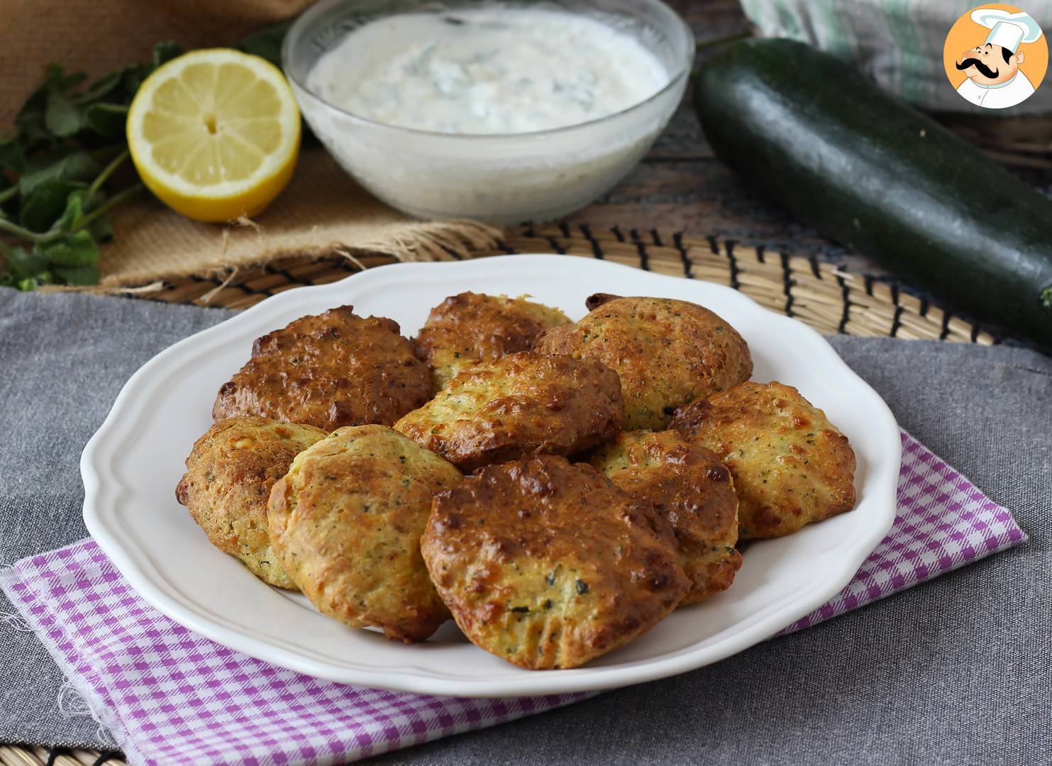 Air fryer zucchini beignets mit joghurt-feta-sauce