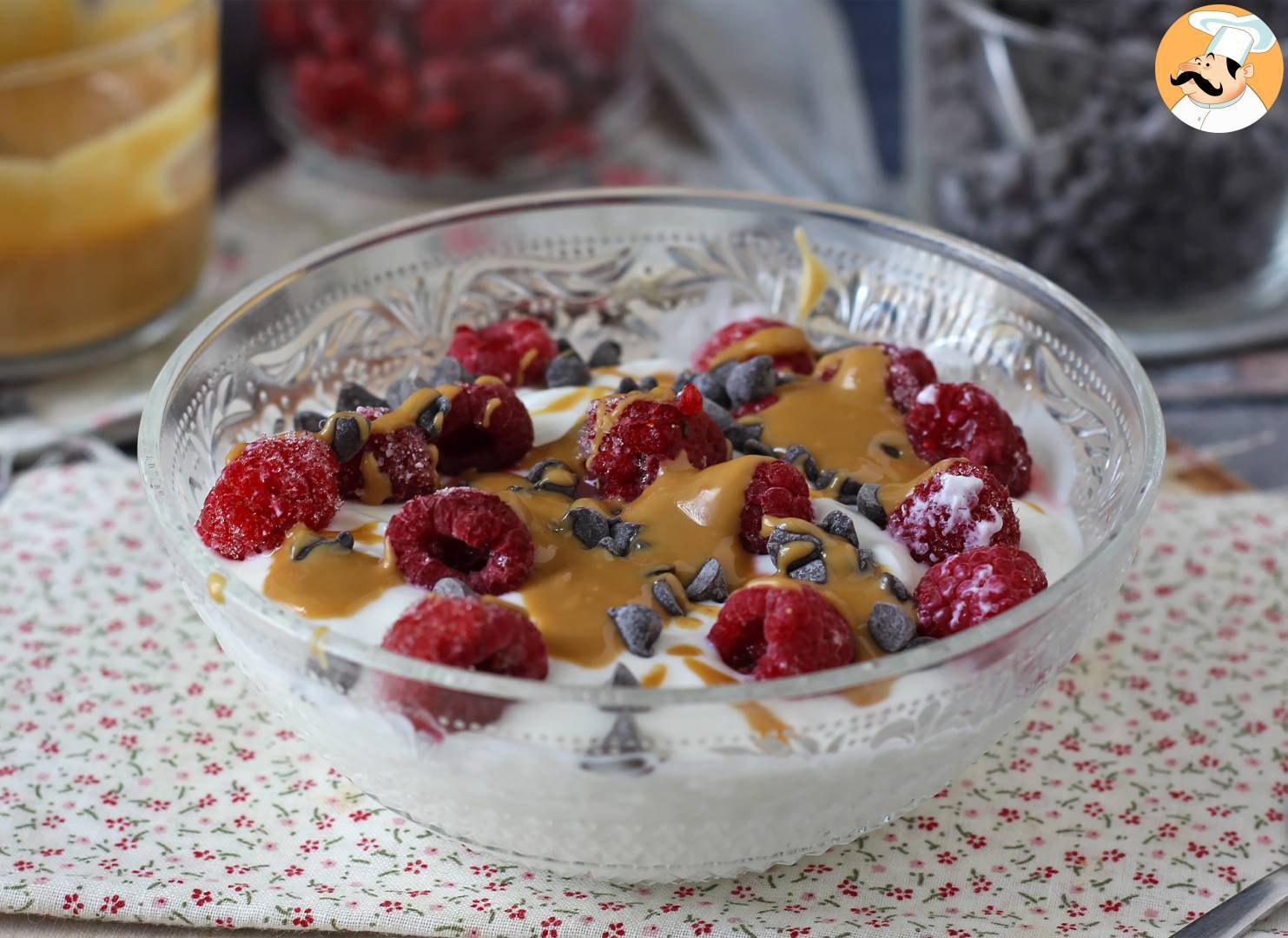 Skyr bowl mit roten früchten, erdnussbutter und schokolade