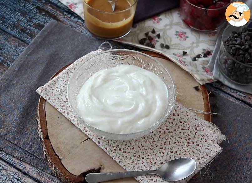 Skyr bowl mit roten früchten, erdnussbutter und schokolade