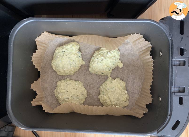 Air fryer zucchini beignets mit joghurt-feta-sauce