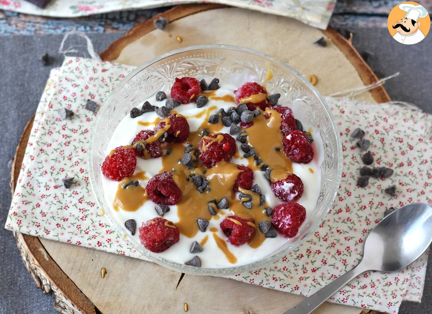 Skyr bowl mit roten früchten, erdnussbutter und schokolade