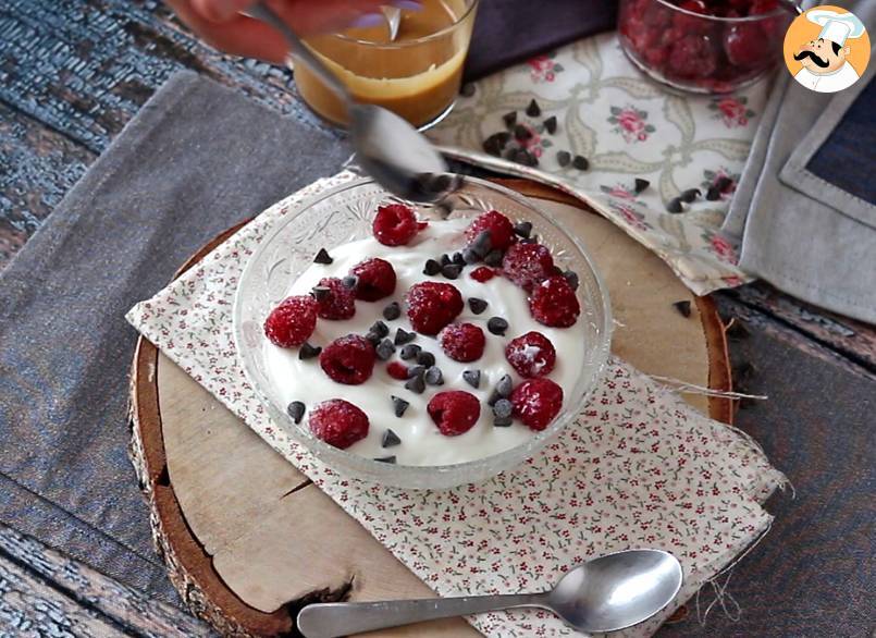 Skyr bowl mit roten früchten, erdnussbutter und schokolade