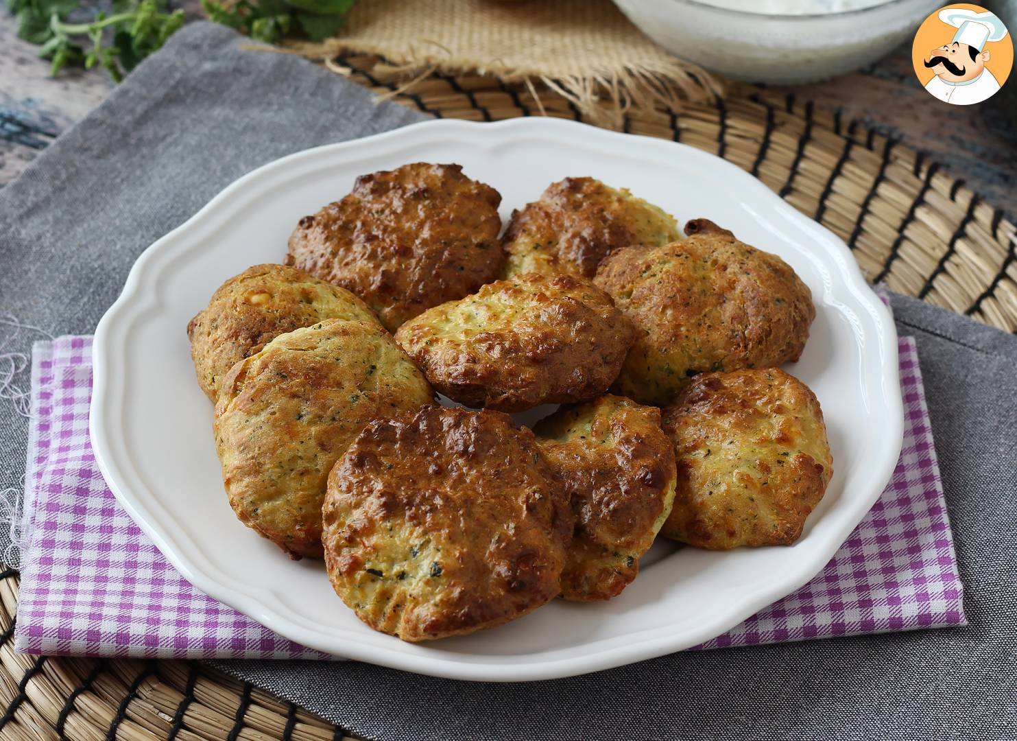 Air fryer zucchini beignets mit joghurt-feta-sauce