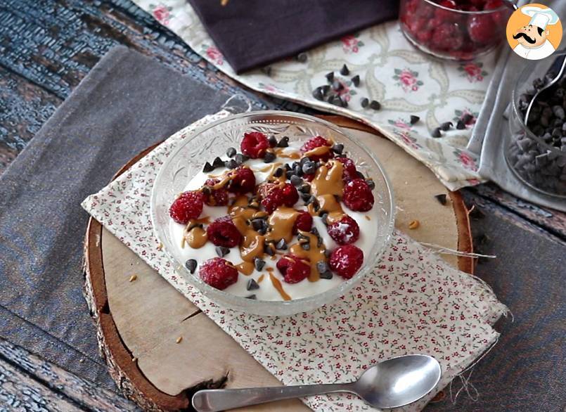 Skyr bowl mit roten früchten, erdnussbutter und schokolade