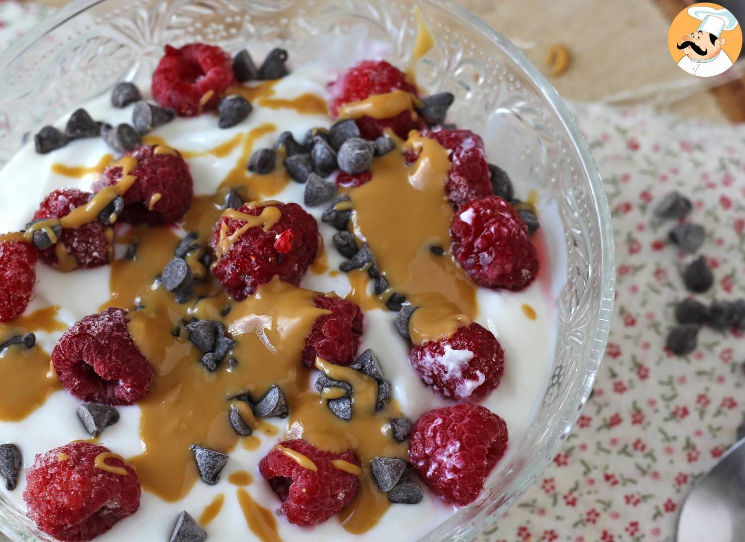 Skyr bowl mit roten früchten, erdnussbutter und schokolade