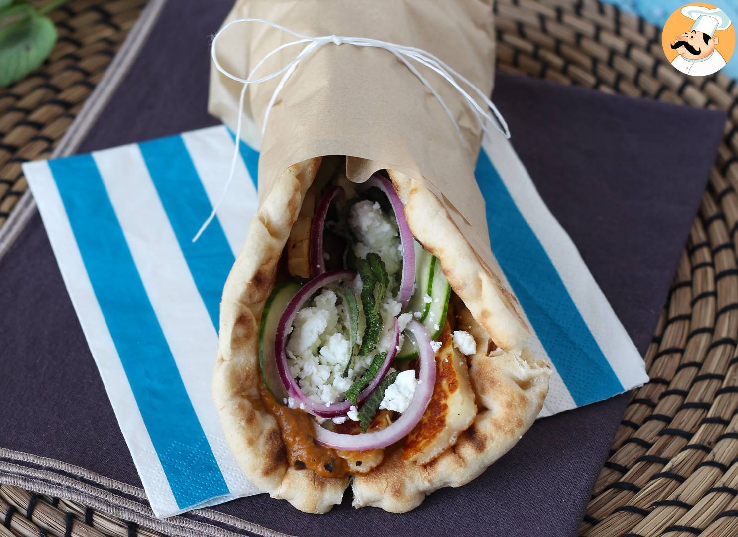 Gyros mit halloumi, das griechische sandwich in einer vegetarischen ...