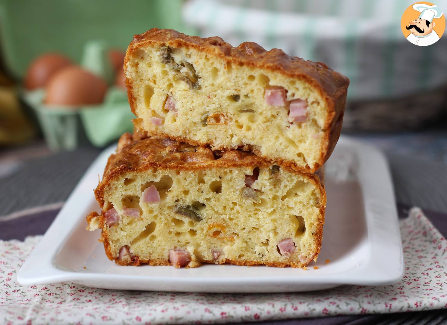 Cake mit schinken, oliven und getrockneten tomaten mit skyr