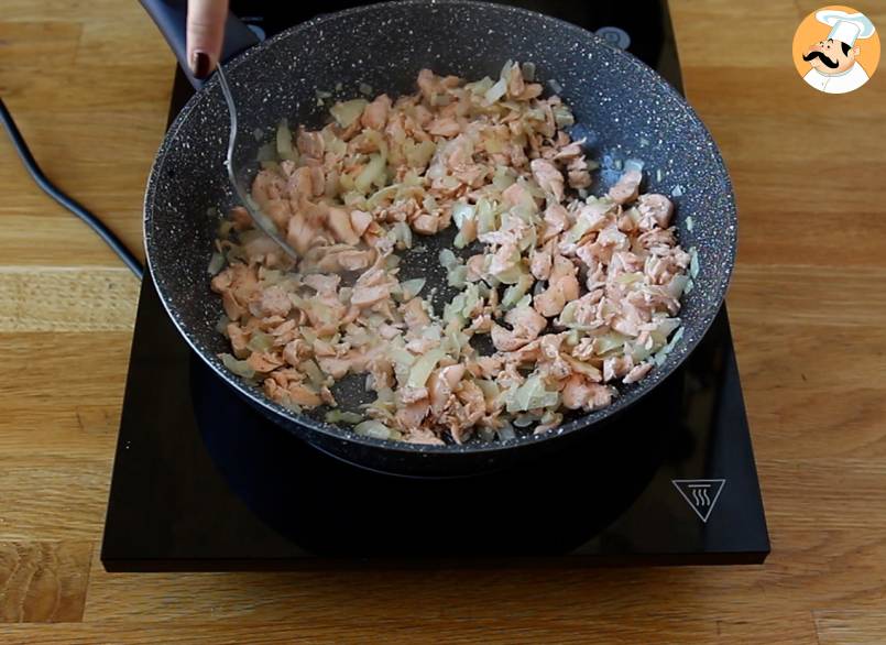 Blätterteigkranz mit lachs und senf