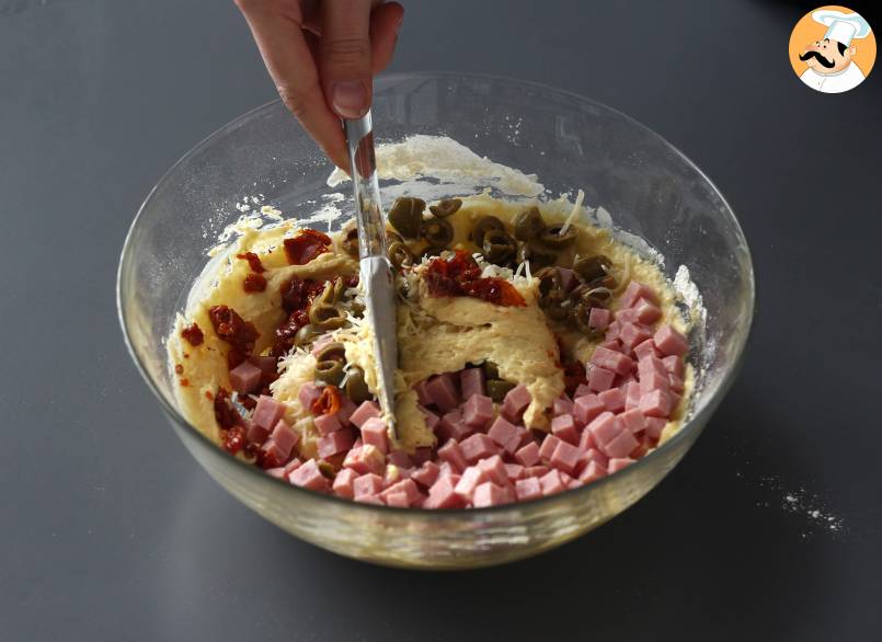 Cake mit schinken, oliven und getrockneten tomaten mit skyr