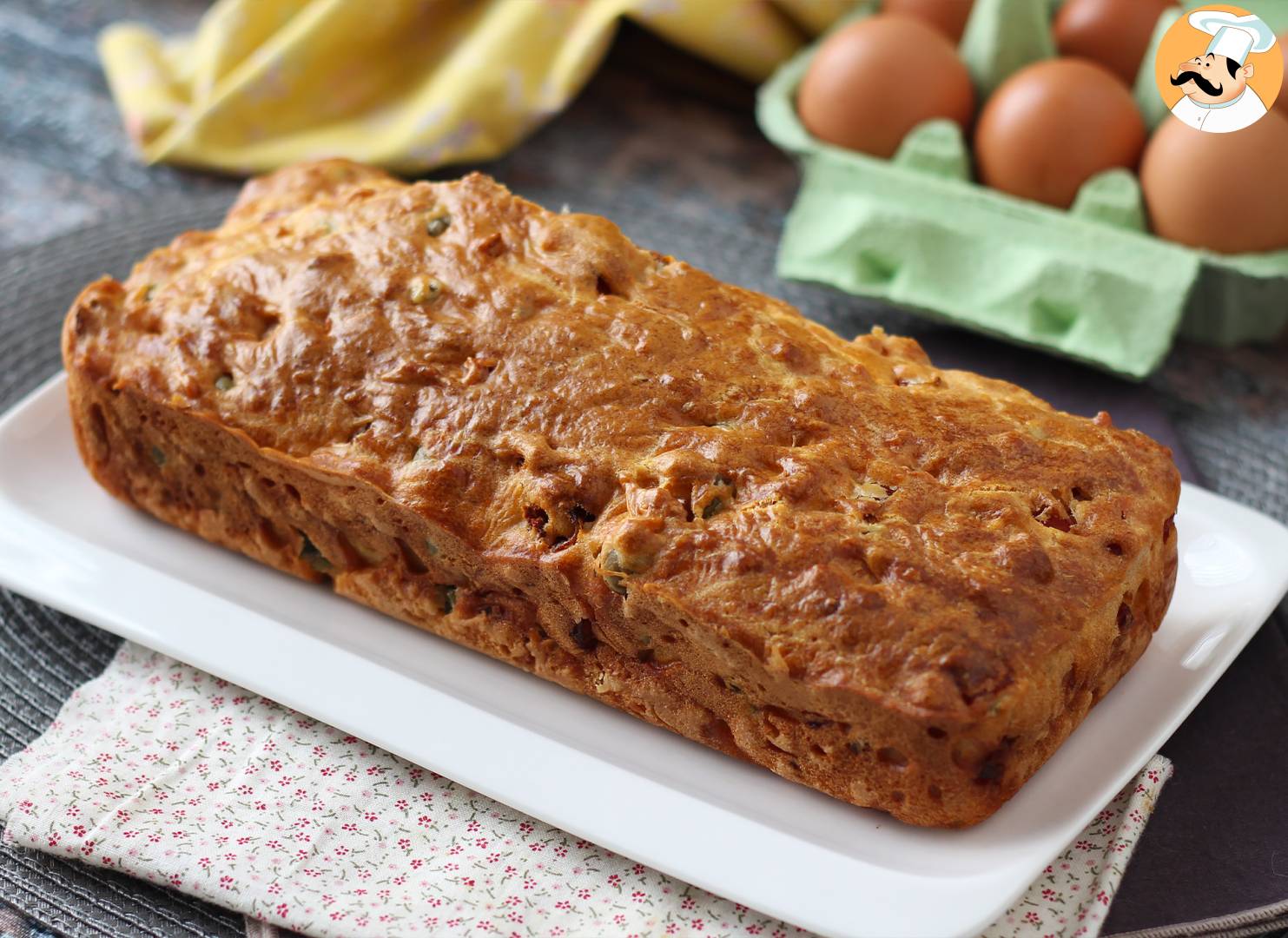 Cake mit schinken, oliven und getrockneten tomaten mit skyr