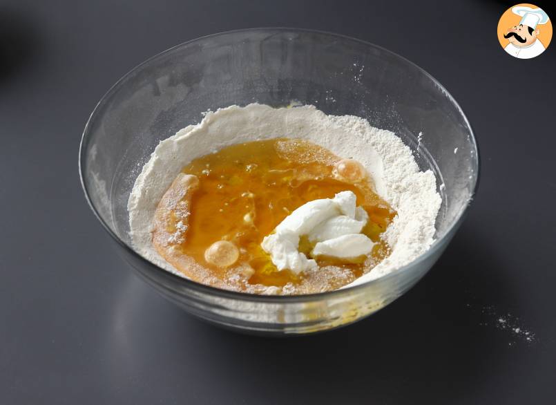 Cake mit schinken, oliven und getrockneten tomaten mit skyr