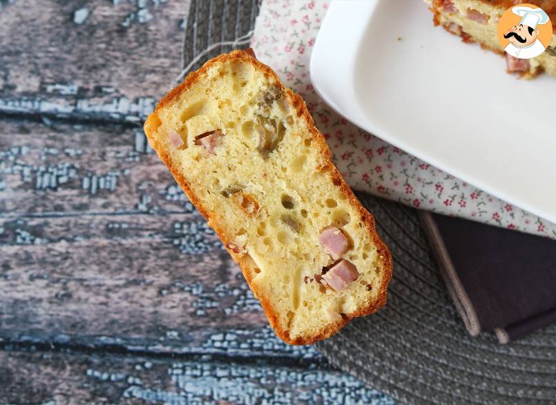 Cake mit schinken, oliven und getrockneten tomaten mit skyr