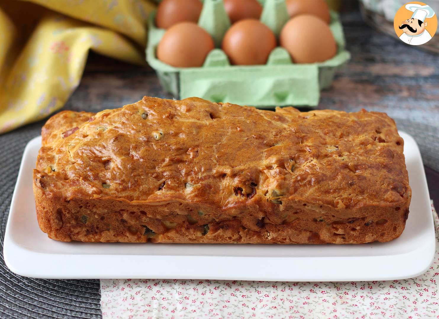 Cake mit schinken, oliven und getrockneten tomaten mit skyr