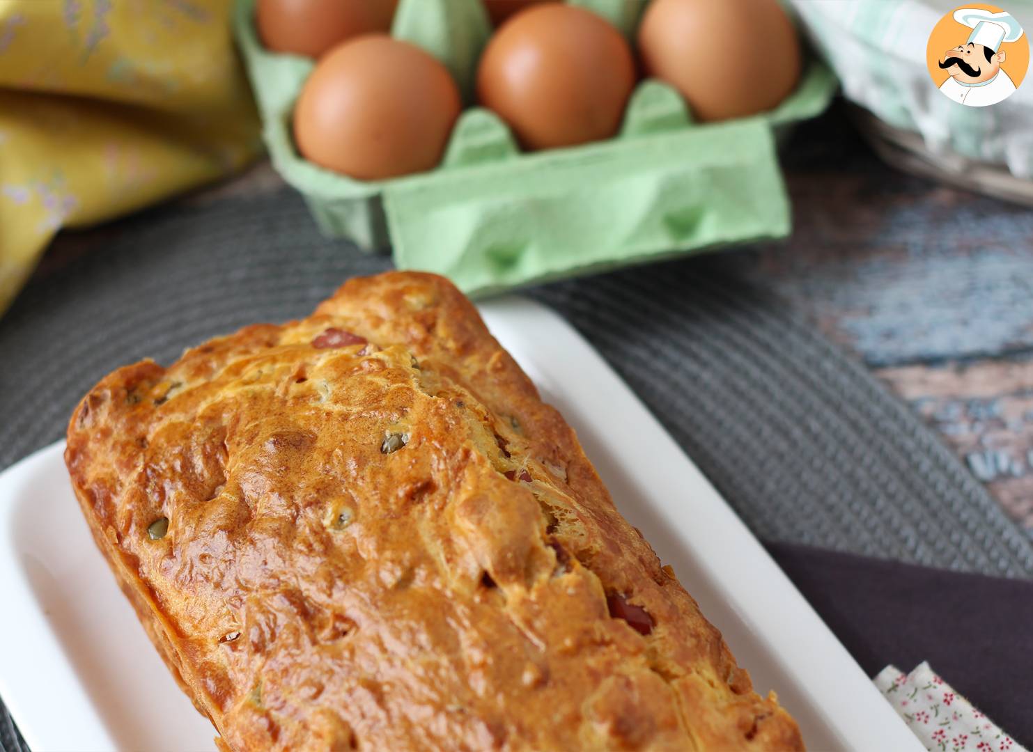 Cake mit schinken, oliven und getrockneten tomaten mit skyr