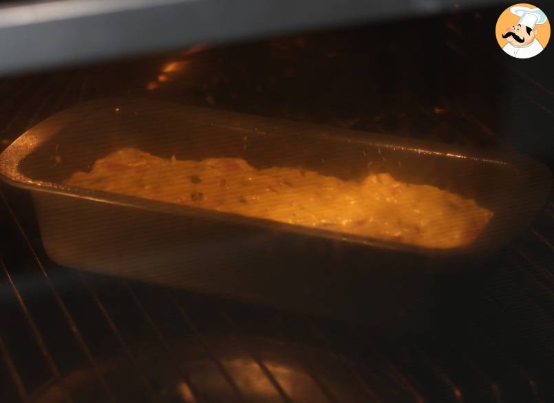 Cake mit schinken, oliven und getrockneten tomaten mit skyr