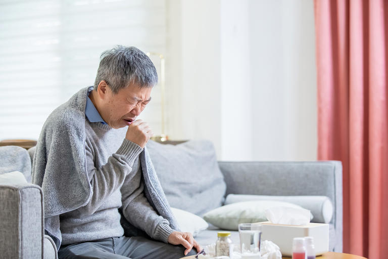 노인, 밥 먹다가 사레들리는 것 방치하면 폐렴도… '이 자세'로 식사하세요