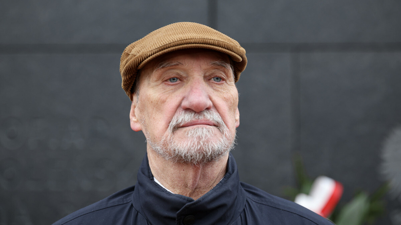 Ciąg dalszy kłopotów Macierewicza. Badania psychologiczne i egzamin