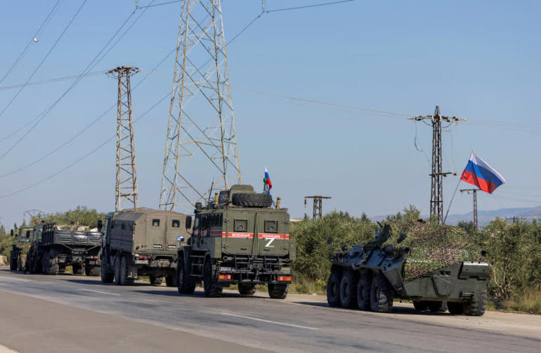  Un convoy militar ruso se dirige hacia la base aérea de Hmeimim en la costa siria de Latakia, Siria, 14 de diciembre de 2024. (credit: REUTERS/UMIT BEKTAS)