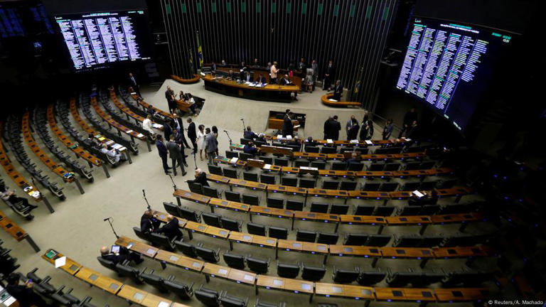 Deputados precisam aprovar em plenário a perda de mandato de colegas