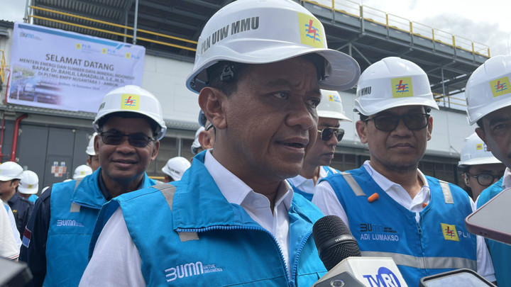 Menteri ESDM Bahlil Lahadalia saat ditemui di Pembangkit Listrik Terapung Barge Mounted Power Plant (BMPP) Nusantara Ambon, Maluku, Rabu (18/12/2024). Foto: Fariza/kumparan