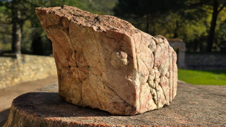 Pyrénées-Orientales : une pierre sculptée revient mystérieusement à l ...