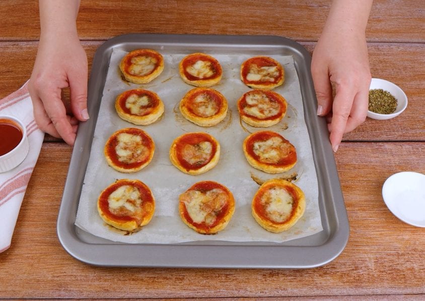 Pizzette di pasta sfoglia: la ricetta dell’antipasto veloce ideale per ...