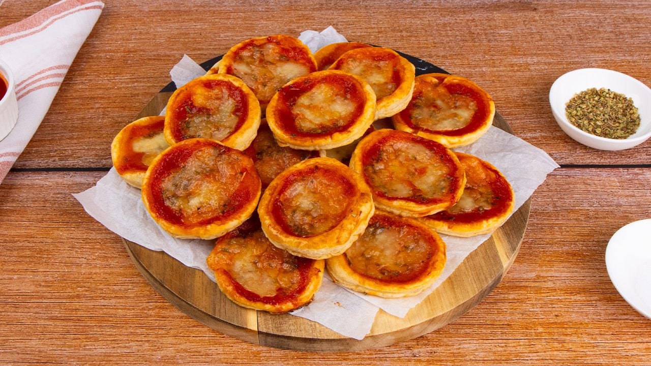 Pizzette di pasta sfoglia: la ricetta dell’antipasto veloce ideale per ...