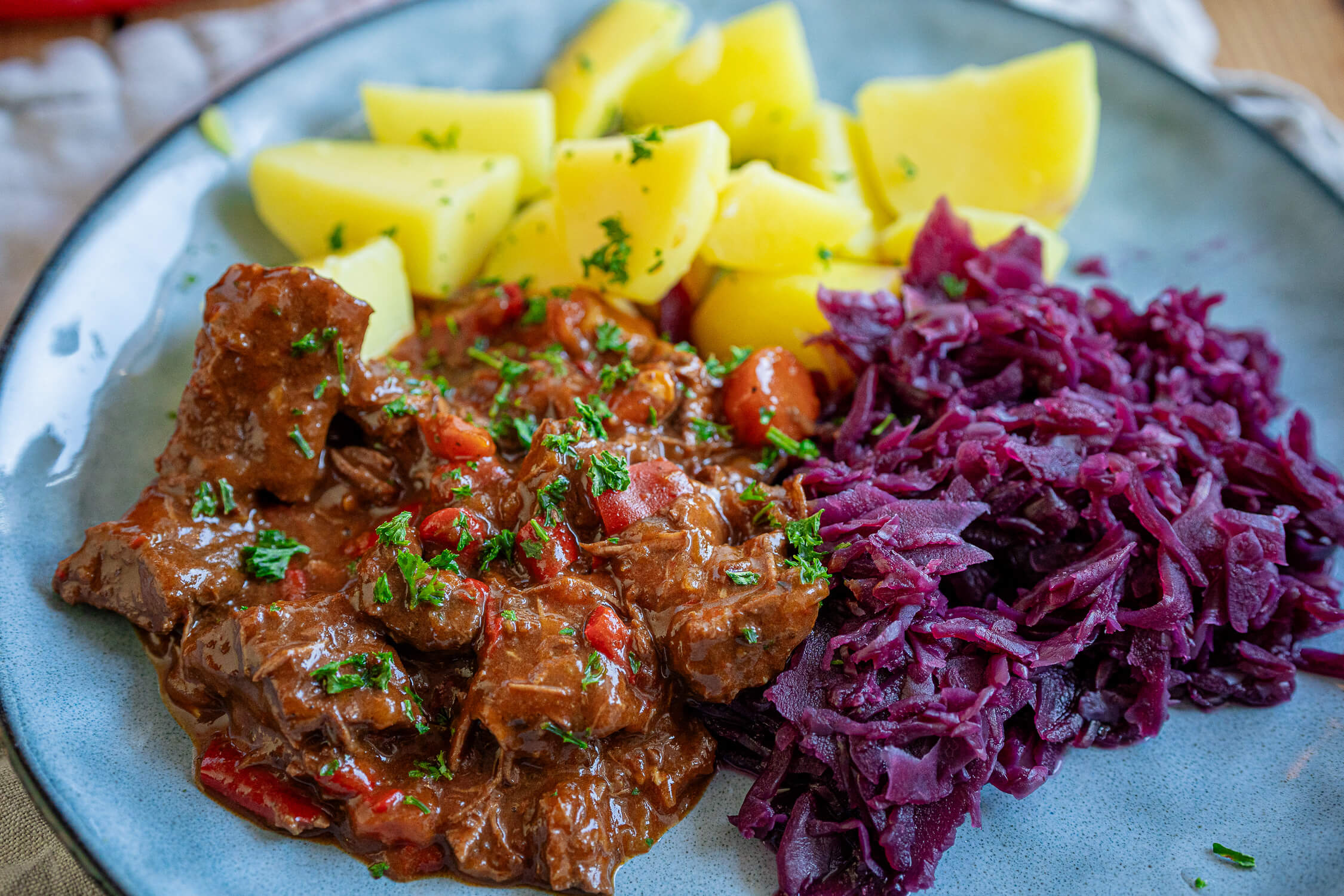 Schmor-Gulasch aus dem Ofen - einfaches Rezept für saftiges Gulasch