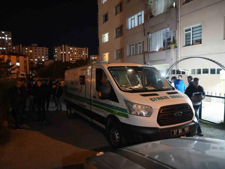 KASTAMONU’DA BOŞANMA AŞAMASINDAKİ EŞİNİ BEYLİK TABANCASIYLA ÖLDÜREN POLİS MEMURUNUN YARGILANMASINA BAŞLANDI. DURUŞMADA SAVUNMA YAPAN SANIK, EŞİNİN KENDİSİNİ DEFALARCA ALDATMASINDAN ÖTÜRÜ BU OLAYIN YAŞANDIĞINI BELİRTEREK, PİŞMAN OLDUĞUNU SÖYLEDİ.