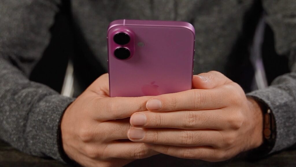 L'iPhone 16 rose. // Source : Alfred Tertrais / Numerama